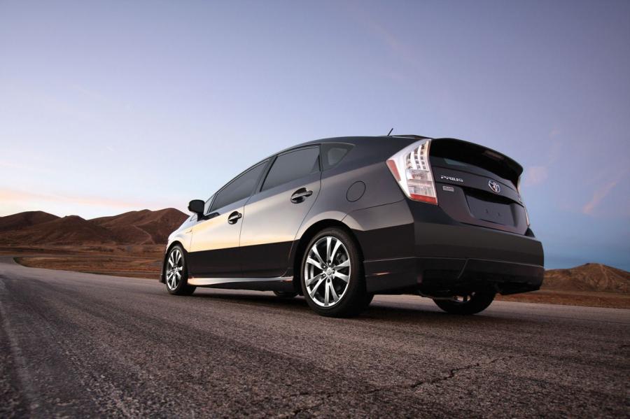  Toyota Prius + Performance Package 2011 года  (фото 6 из 6)